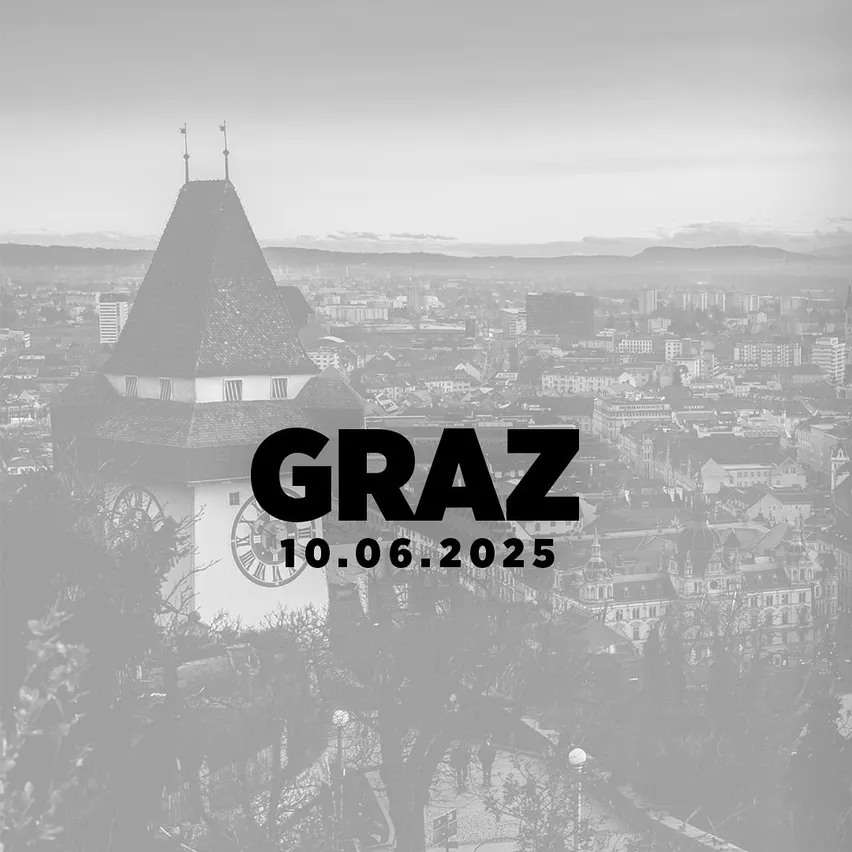 Eine Schwarz-Weiß-Fotografie von Graz, Österreich, mit einem Uhrturm und der Skyline der Stadt am 10. Juni 2025.