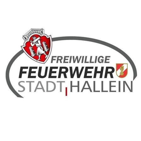 Das Logo der Freiwilligen Feuerwehr Stadt Hallein mit einem Schild, auf dem ein Feuerwehrmann eine Schlauch trägt und ein Flammensymbol abgebildet ist.