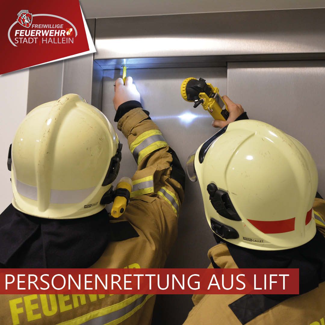 Zwei Feuerwehrleute in voller Ausrüstung arbeiten in einem Aufzug. Einer hält eine Taschenlampe, und beide tragen Helme. Die Aufzugstüren sind offen. Der Text lautet 'PERSONENRETTUNG AUS LIFT.' Ein Logo befindet sich links.