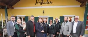 Bild enthält, Groupshot, Person, People, Jeans, Coat, Adult, Male, Man, Jacket, Woman