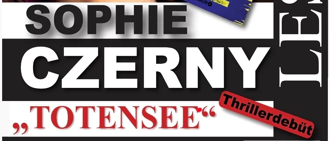 Ein Werbeplakat für Sophie Czernys Buch 'Toten See'. Das Plakat zeigt ein Nahaufnahme von Sophie Czernys Gesicht mit einem ernsten Ausdruck, einem Buchcover im Hintergrund und Text auf Deutsch.