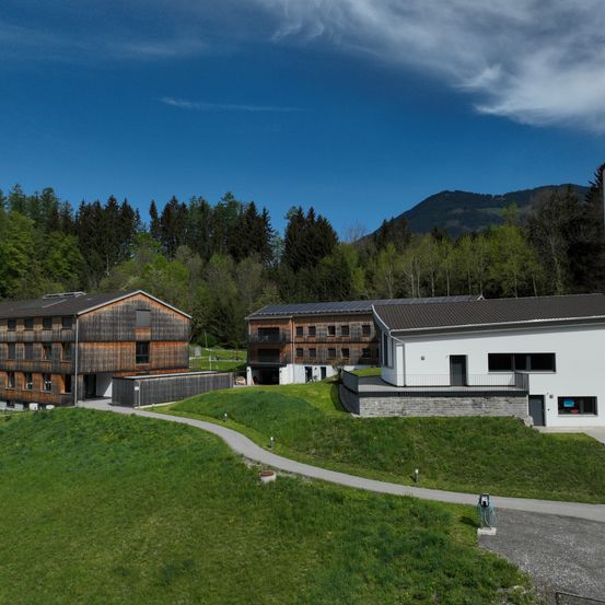 Bild enthält, Grass, Building, Fir, Tree, Lawn, Outdoors, Shelter, Nature, Campus, Housing