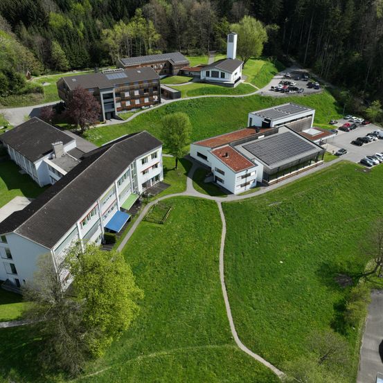Bild enthält, Outdoors, Architecture, Building, Housing, Aerial View, Driveway, House