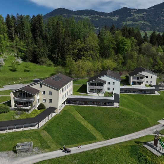 Bild enthält, Architecture, Building, Outdoors, Tree, Housing, Grass, Fir, Aerial View, House, Driveway
