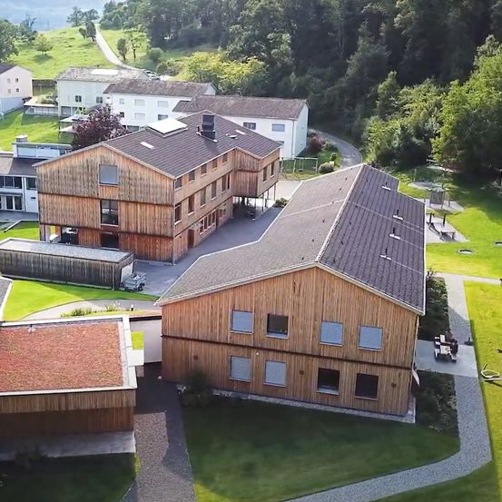 Bild enthält, Outdoors, Architecture, Building, Housing, Driveway, House, Aerial View