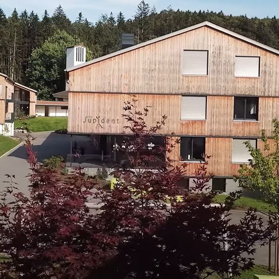 Bild enthält, Outdoors, Architecture, Building, Housing, Driveway, House, Aerial View