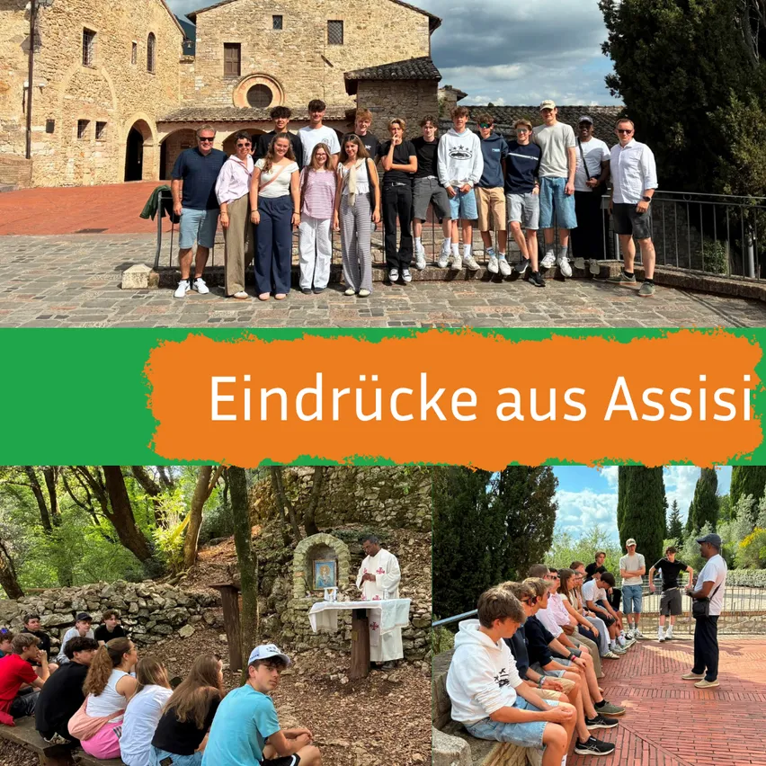 Gruppe von Menschen in Assisi, Italien, in der Nähe einer Kirche. Einige sitzen, andere stehen. Ein Priester steht vor einem Altar und ein anderer Mann spricht die Gruppe an.