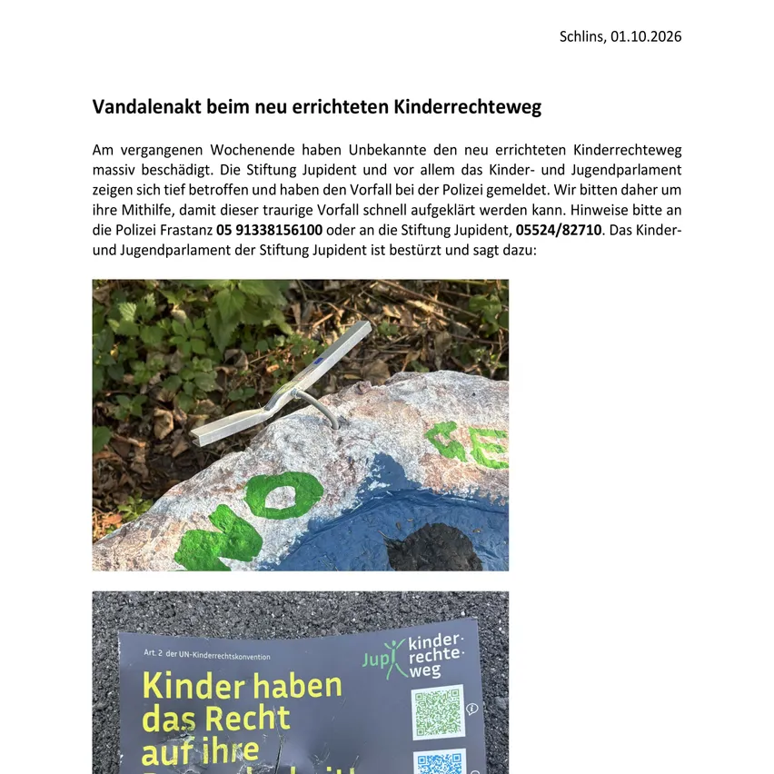 Ein beschädigter Felsen mit Graffiti, das 'NEIN' und ein beschädigtes Schild, das 'Kinder haben das Recht auf ihre Besonderheit!' liest.