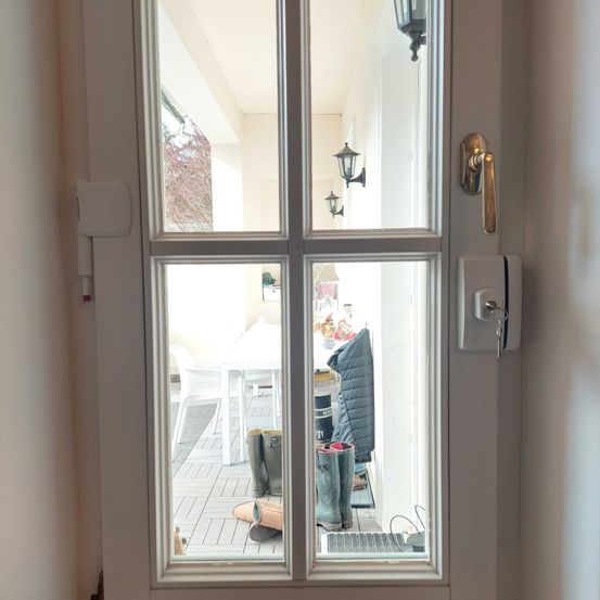 Bild enthält, Window, Windowsill, French Window, Footwear, Shoe, Bay Window