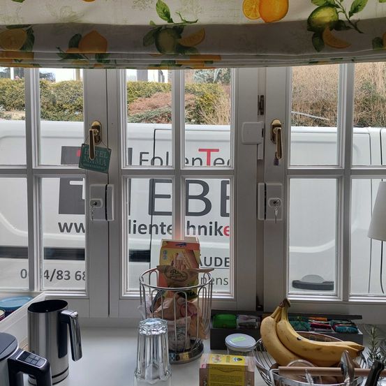 Bild enthält, Window, Box, Windowsill, Furniture, Table, Person, Fruit