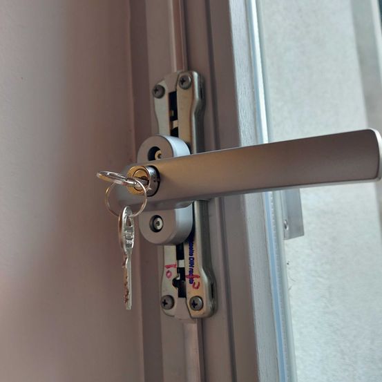 Bild enthält, Door, Handle