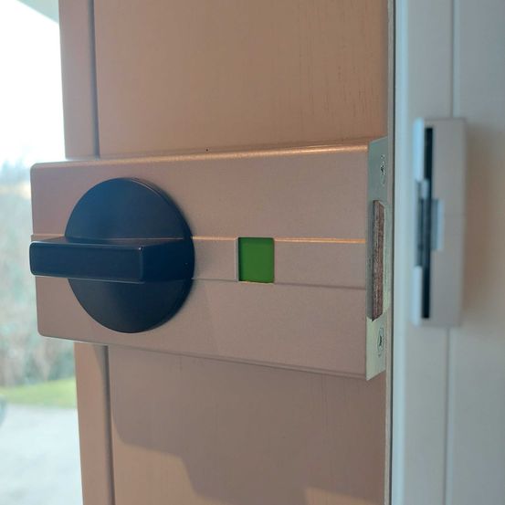 Bild enthält, Door, Electrical Device, Switch, Mailbox