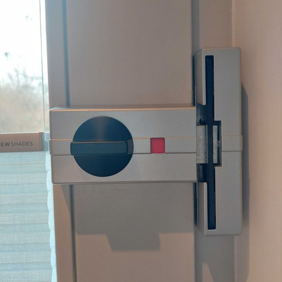 Bild enthält, Door, Mailbox