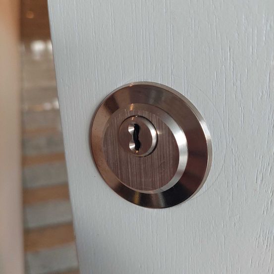 Bild enthält, Handle, Indoors, Interior Design, Tape