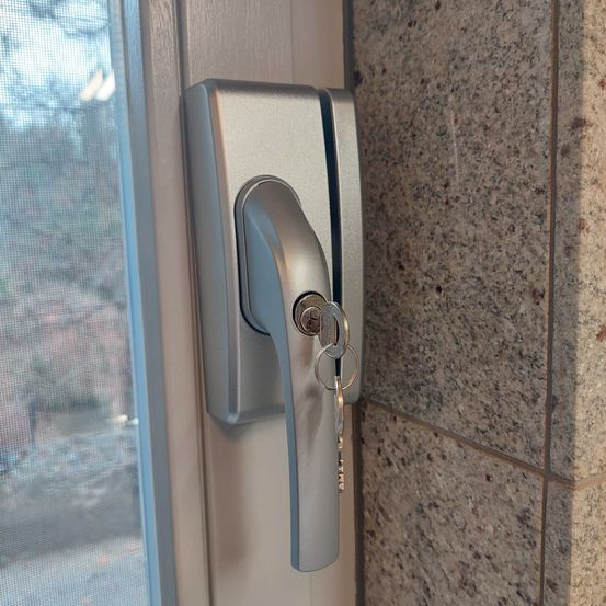 Bild enthält, Handle