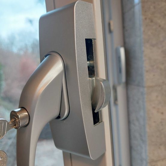 Bild enthält, Handle