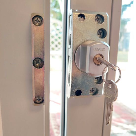 Bild enthält, Handle