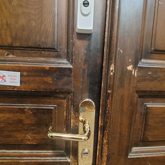 Bild enthält, Handle, Hardwood, Stained Wood, Wood, Door, Electrical Device, Switch