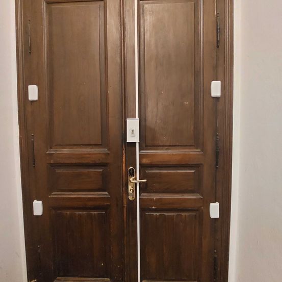 Bild enthält, Wood, Hardwood, Stained Wood, Door, Indoors, Interior Design, Gate