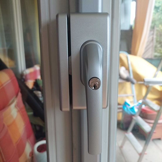 Bild enthält, Door, Handle