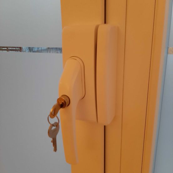 Bild enthält, Door, Handle, Folding Door, Indoors, Interior Design, Adapter, Electronics