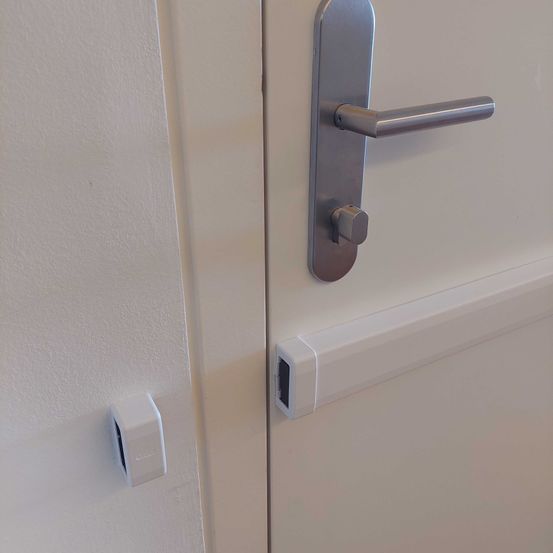 Bild enthält, Handle, Door, Electrical Device, Switch