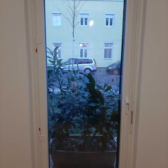 Bild enthält, Door, Sliding Door, Housing, Car, Window, House, Wheel, Windowsill