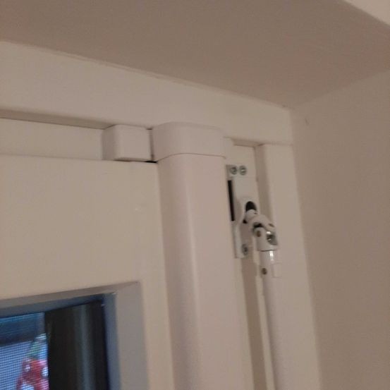 Bild enthält, Door, Screen, Indoors, Interior Design, Computer Hardware, Monitor, Sliding Door, TV