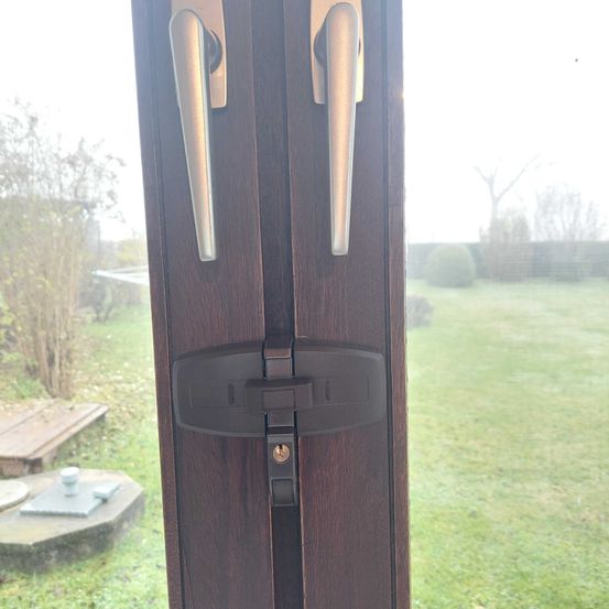 Bild enthält, Door, Housing, House, Hardwood, Wood, Stained Wood, Handle