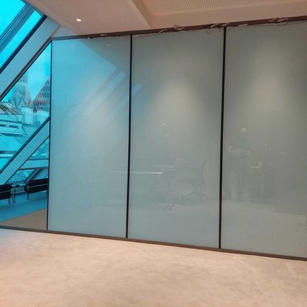 Bild enthält, Door, Sliding Door, Floor, Indoors, Interior Design, Person, Furniture, Window