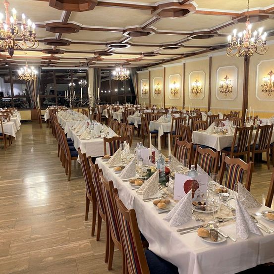 Bild enthält, Indoors, Fun, Hall, Banquet, Chandelier, Lamp, Chair, Furniture, Cutlery, Fork