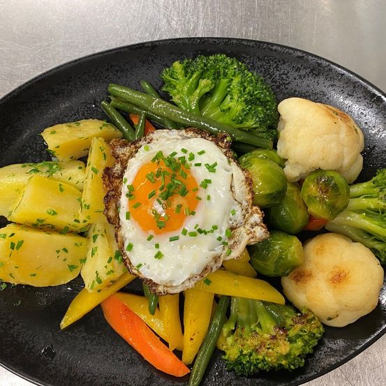 Bild enthält, Egg, Food, Plate, Fried Egg, Bread