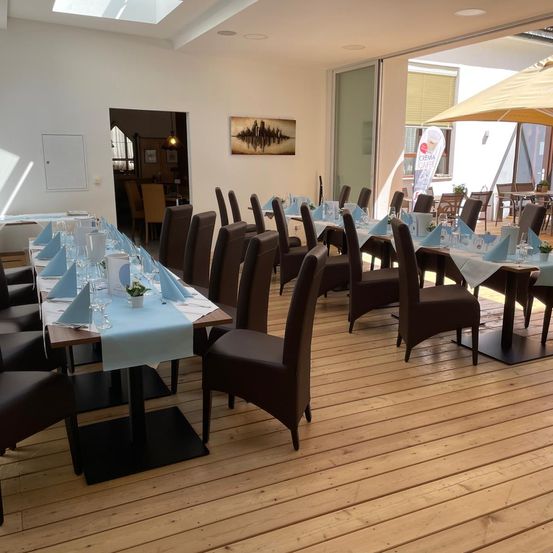 Bild enthält, Indoors, Furniture, Lounge, Table, Chair, Fun, Hall, Dining Room, Dining Table, Room