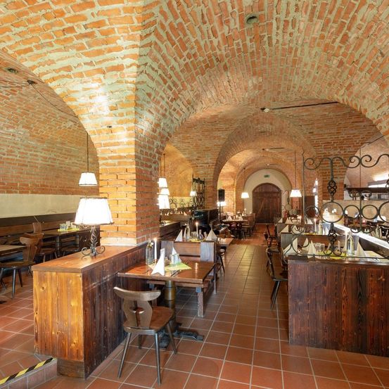 Bild enthält, Indoors, Restaurant, Brick, Floor, Flooring, Cafeteria, Interior Design, Chair, Furniture