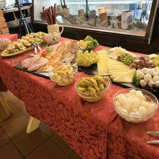 Bild enthält, Food, Meal, Cafeteria, Indoors, Restaurant, Brunch, Buffet, Salad
