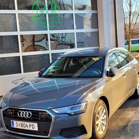 Ein goldfarbener Audi A6 ist vor einem Carwrapping-Unternehmen mit grünem Logo geparkt. Das Auto hat ein Nummernschild mit der Aufschrift S E804 PD.