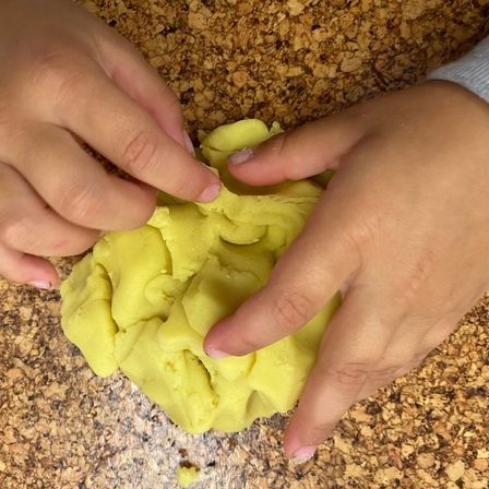 Bild enthält, Cooking, Baby, Person, Mashing Food, Kneading Dough