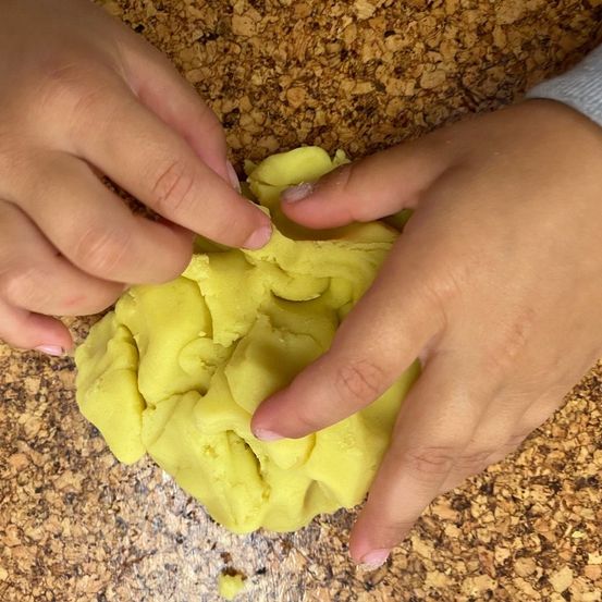 Bild enthält, Cooking, Baby, Person, Mashing Food, Kneading Dough