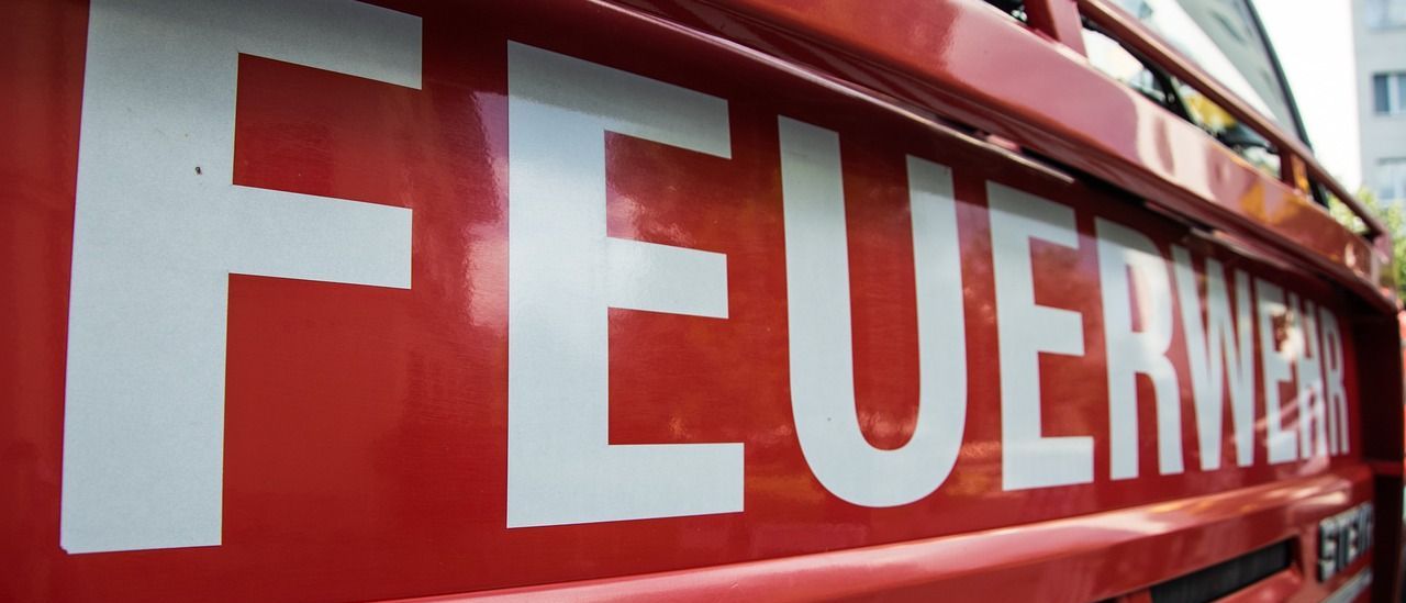Bild enthält, Logo, Symbol, Bus, Transportation, Vehicle, Text, Number