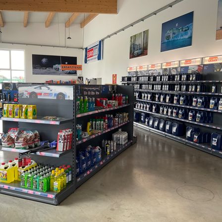 Bild enthält, Indoors, Shop, Architecture, Building, Market, Grocery Store, Supermarket, Car, Checkout Counter, Wheel