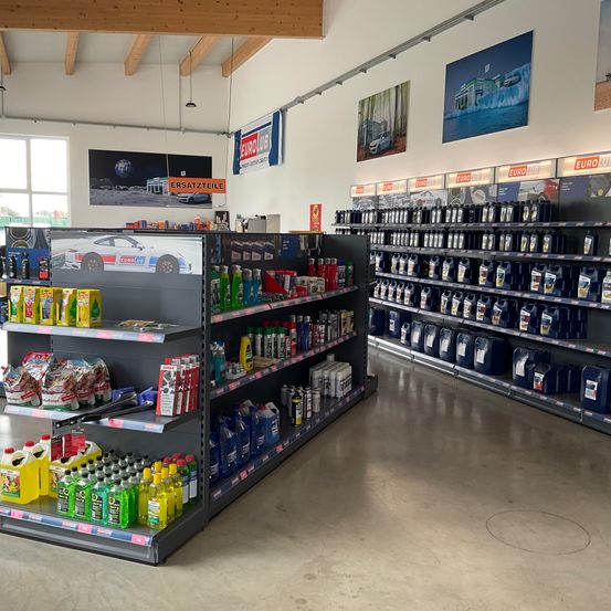 Bild enthält, Indoors, Shop, Architecture, Building, Market, Grocery Store, Supermarket, Car, Checkout Counter, Wheel