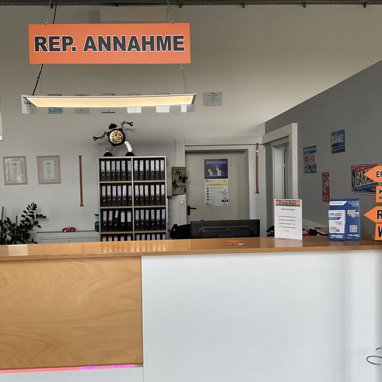 Bild enthält, Architecture, Building, Hospital, Furniture, Table, Clinic, Indoors, Shop, Interior Design, Market