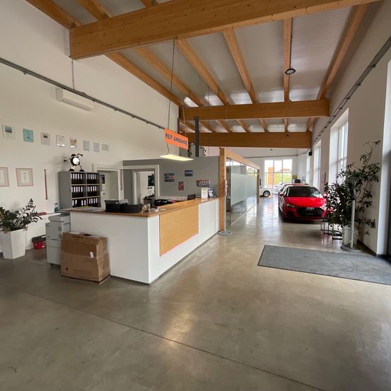 Bild enthält, Floor, Flooring, Building, Indoors, House, Housing, Loft, Car, Chair, Interior Design