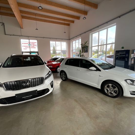 Bild enthält, Car, Car Dealership, Transportation, Vehicle, Machine, Wheel, Indoors