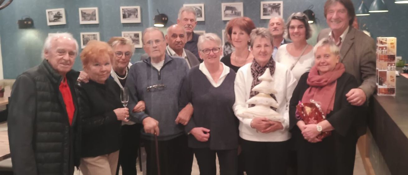 Bild enthält, People, Person, Adult, Male, Man, Photo Frame, Female, Woman, Face, Coat