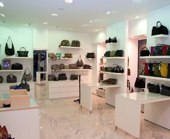 Bild enthält, Bag, Handbag, Shop, Shoe Shop, Indoors, Refrigerator, Person