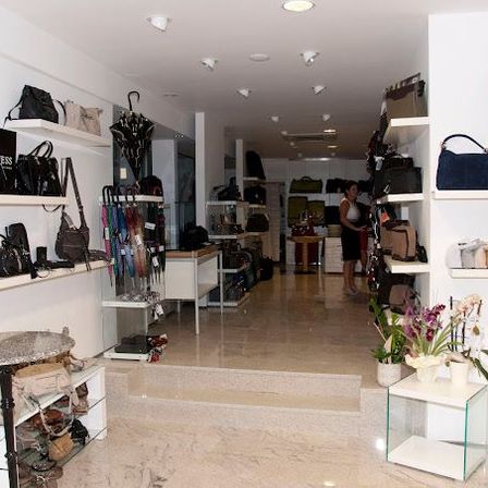 Bild enthält, Accessories, Bag, Handbag, Person, Indoors, Shop, Furniture, Purse