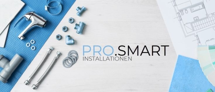 Verschiedene Sanitärwerkzeuge und Materialien sind auf einem weißen und blauen Tuch ausgelegt. Ein Diagramm ist ebenfalls vorhanden. Die Worte PRO.SMART INSTALLATIONEN sind in Blau geschrieben.
