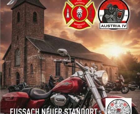 Plakat für ein Motorradtreffen mit einem roten Motorrad vor einer Kirche. Das Datum ist der 17. Mai 2026. Der Text lautet: Fusach Neuer Standort, Segen um 11 Uhr, gefolgt von einer kleinen Fahrt. Arrangements für Essen und Trinken sind getroffen.