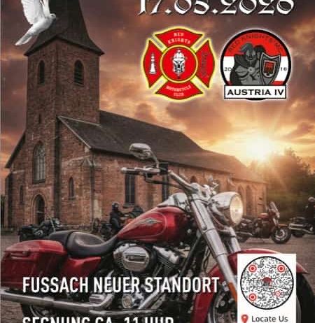 Plakat für ein Motorradtreffen mit einem roten Motorrad vor einer Kirche. Das Datum ist der 17. Mai 2026. Der Text lautet: Fusach Neuer Standort, Segen um 11 Uhr, gefolgt von einer kleinen Fahrt. Arrangements für Essen und Trinken sind getroffen.